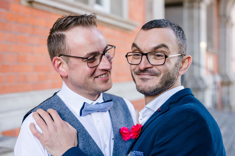 Ehe fuer alle: Mike und Alexandru im Standesamt Harburg